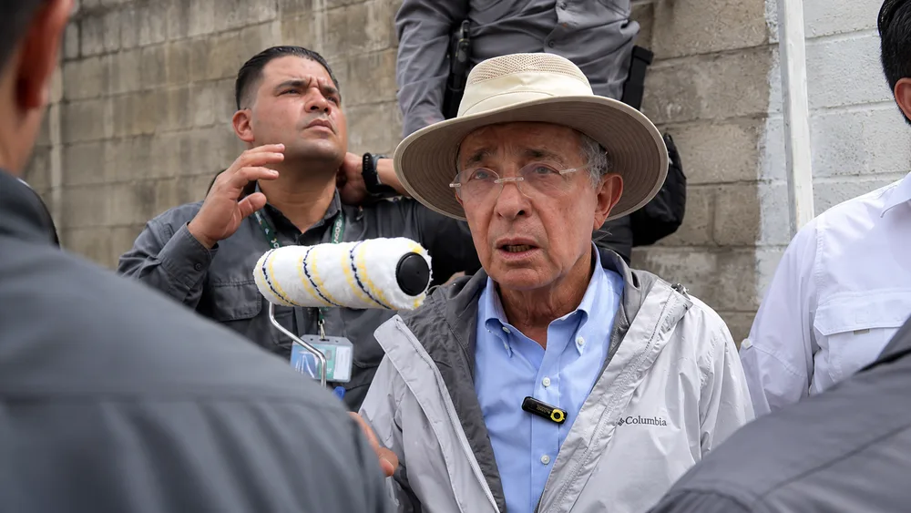 “Me tienen que matar primero” Uribe acusa a Iván Cepeda de enviar grupo a pintar su casa en Medellín