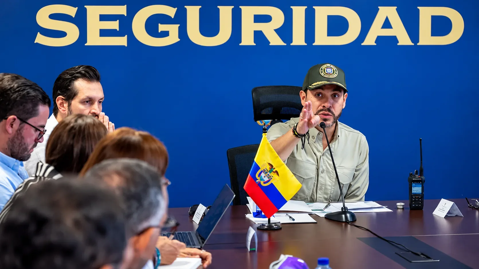 El presidente Abelardo De La Espriella lidera un consejo de seguridad junto a la Fuerza Pública en Santa Marta.