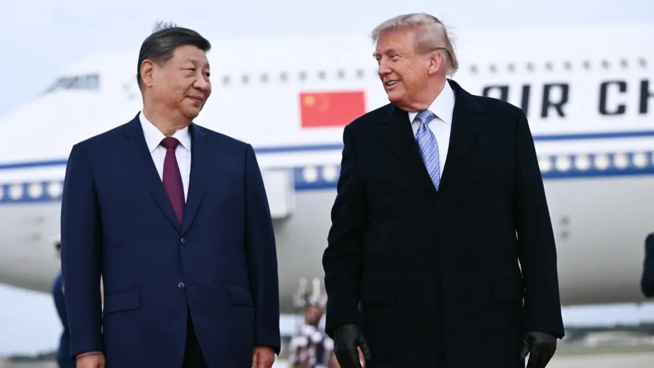 El presidente chino Xi Jinping y el mandatario estadounidense Donald Trump en la base aérea Andrews durante una visita oficial.