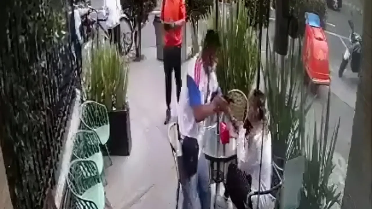 Hombre armado asalta a una mujer en la mesa de un restaurante ubicado en el norte de Bogotá.