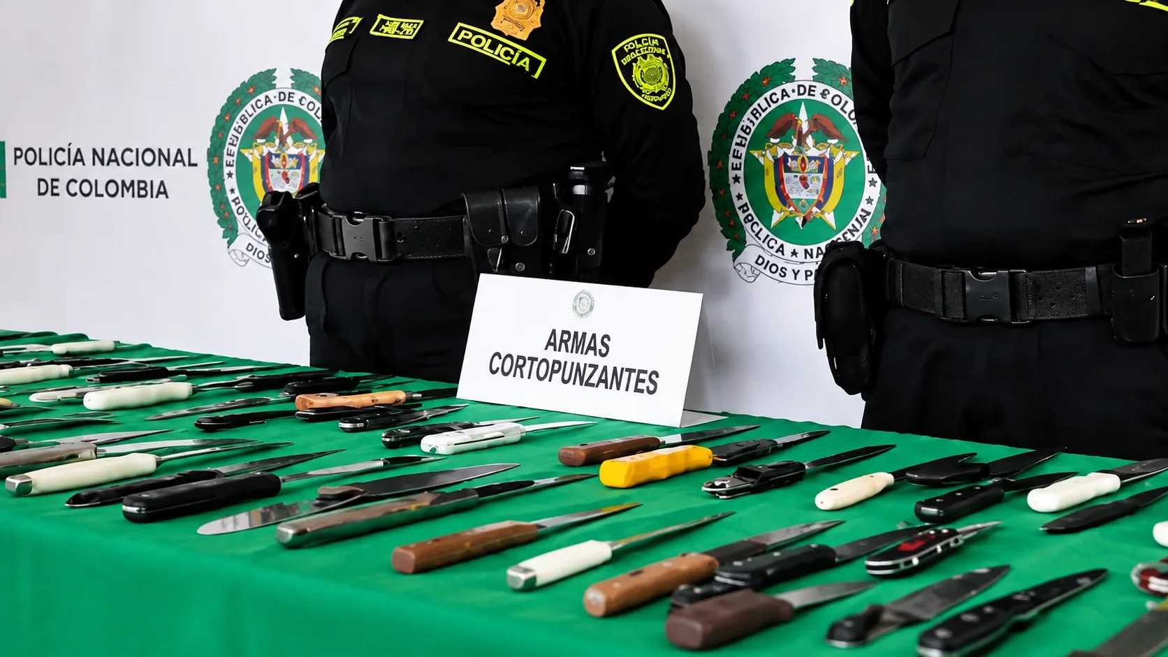 Uniformados de la Policía Metropolitana de Bogotá realizan controles de seguridad y requisa en una calle de la capital.