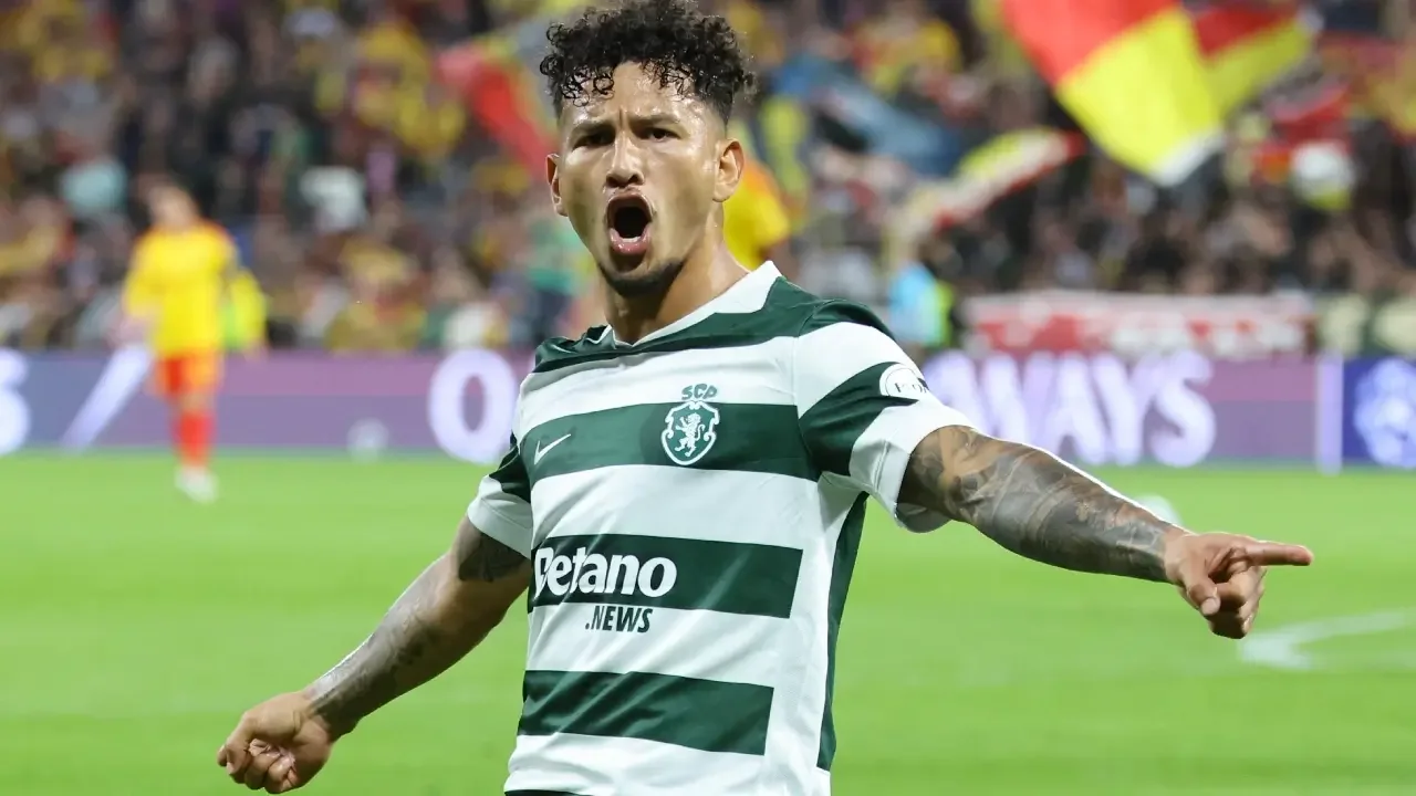 El delantero colombiano Luis Javier Suárez celebra con sus compañeros del Sporting tras anotar frente al Lens en la Champions League.