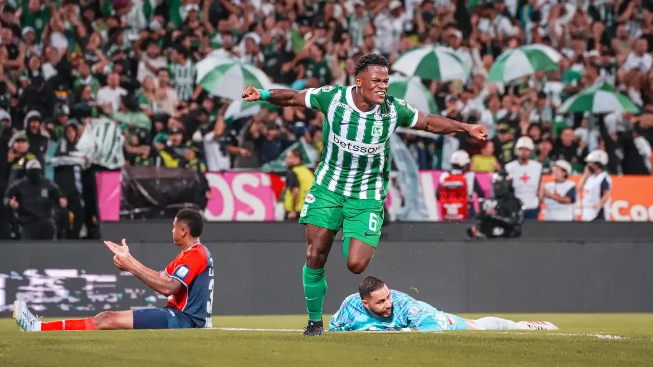 Jugadores de Atlético Nacional celebran uno de los goles ante el DIM en el estadio Atanasio Girardot durante la Copa BetPlay.
