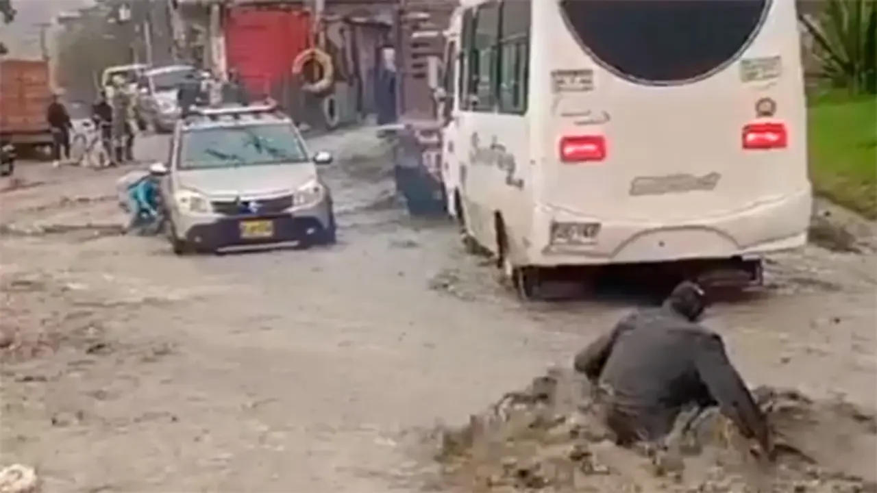 Inundaciones en las vías principales del municipio de Soacha tras las fuertes lluvias en Cundinamarca