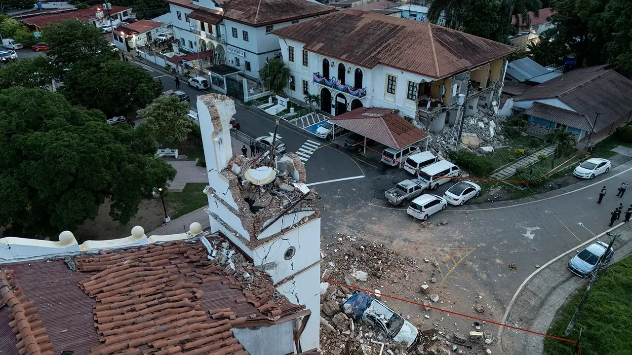 Personal técnico evaluando los daños en un centro médico afectado por el terremoto en la provincia de Los Santos, Panamá.