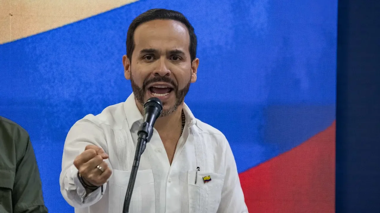 Uniformados de la Policía Nacional custodiando el orden público durante una concentración ciudadana