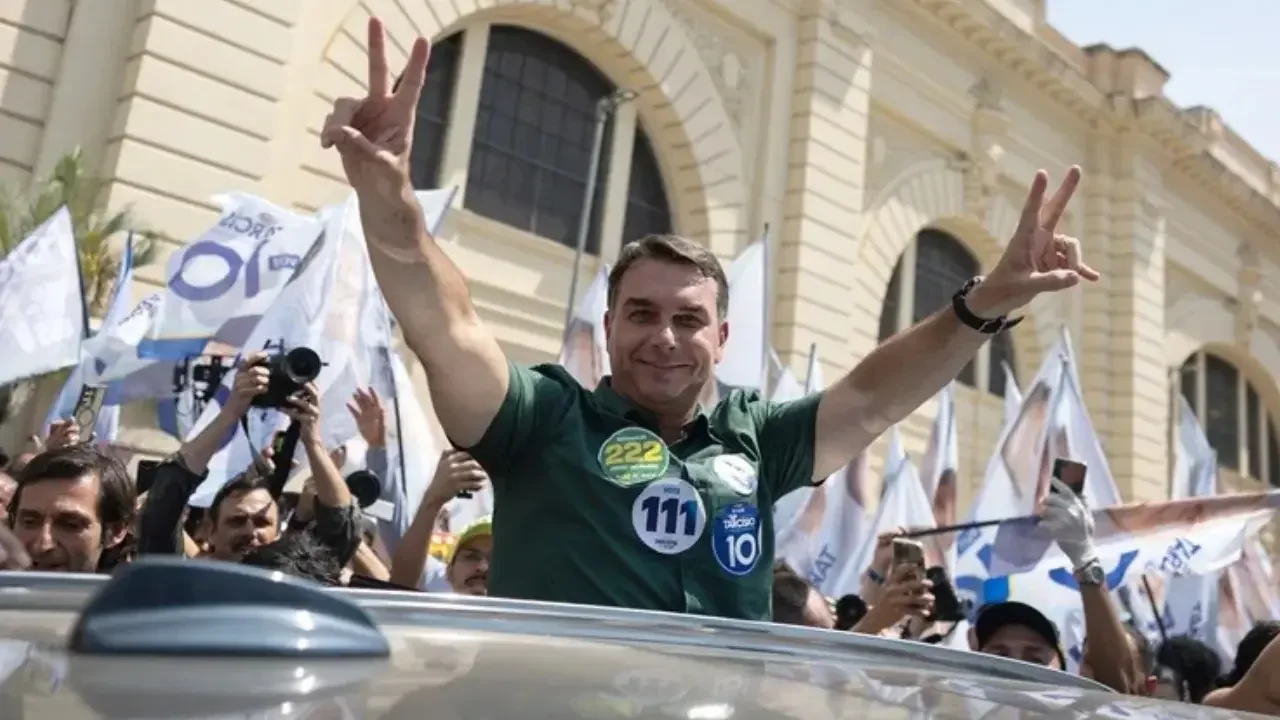 Flávio Bolsonaro celebrando los resultados electorales en Brasil junto a sus simpatizantes.