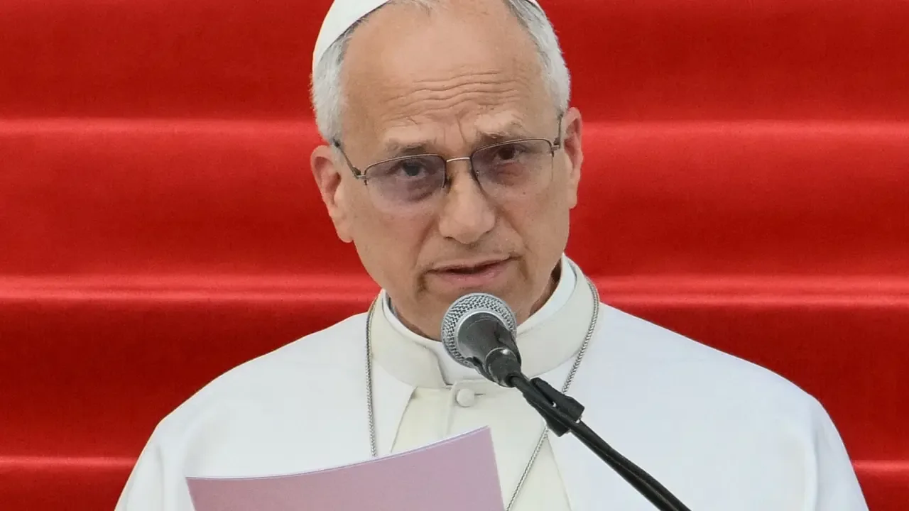El papa León XIV durante una de sus audiencias oficiales en el Vaticano antes de su intervención quirúrgica.