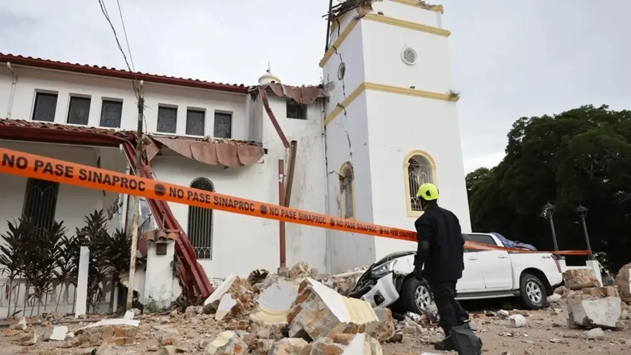 Damnificados del terremoto en el parque principal de Tonosí, Panamá, convertido en albergue provisional.