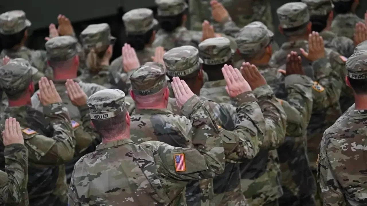 Militares en labores de entrenamiento en una zona selvática.