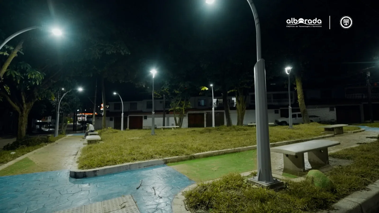 Parque del barrio Bosque Alto en Villavicencio tras su remodelación con senderos e iluminación LED.