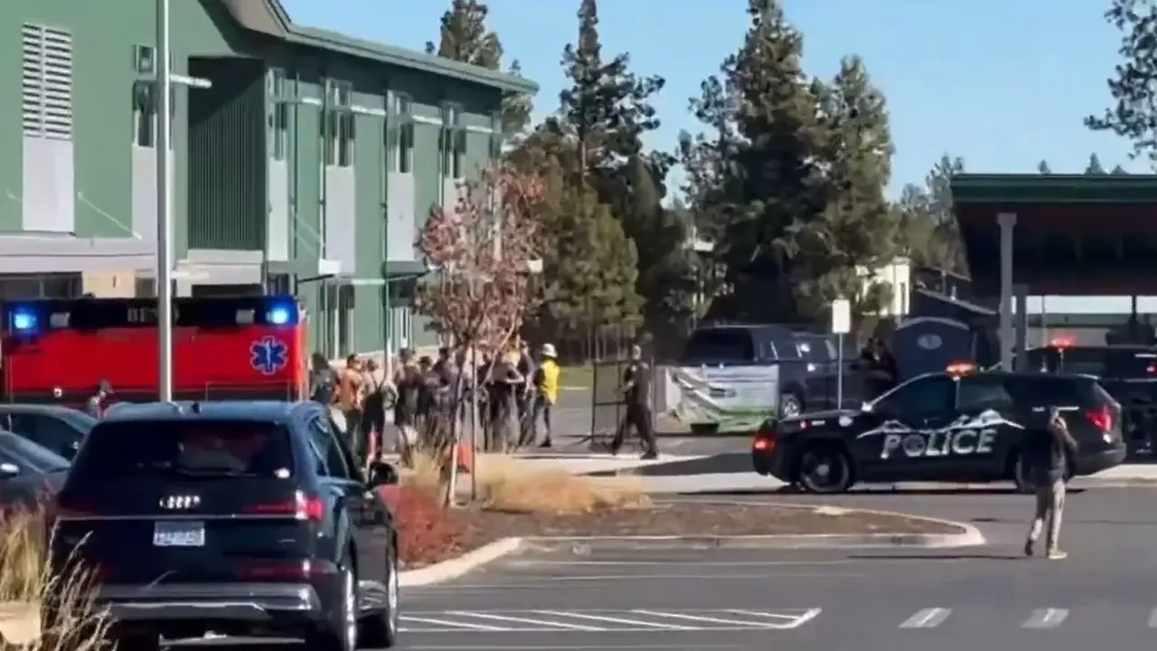Patrullas de policía y personal de emergencia desplegados en los alrededores de la escuela primaria en Oregón tras el tiroteo.