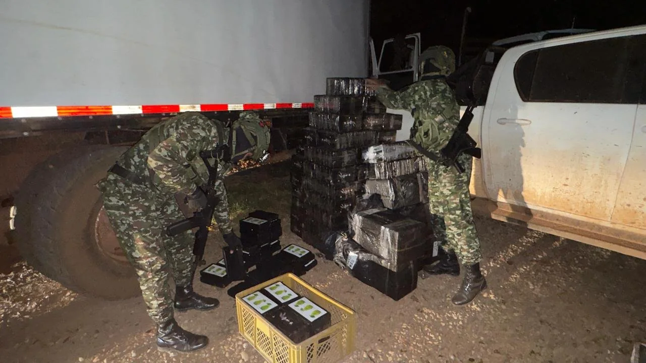 Tractocamión inmovilizado por las autoridades en zona rural de Puerto Gaitán, Meta, donde se halló el cargamento de cocaína.