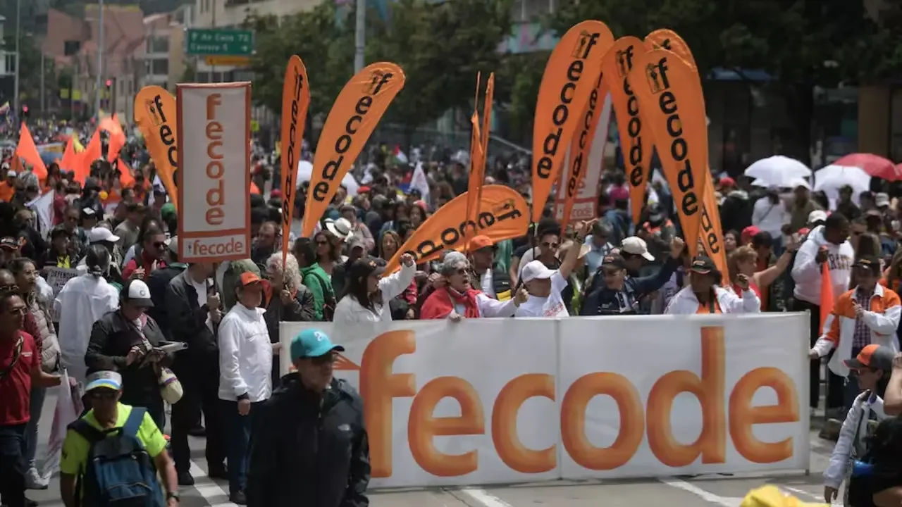 Manifestación de maestros agremiados en Fecode marchando por vías de Colombia con pancartas
