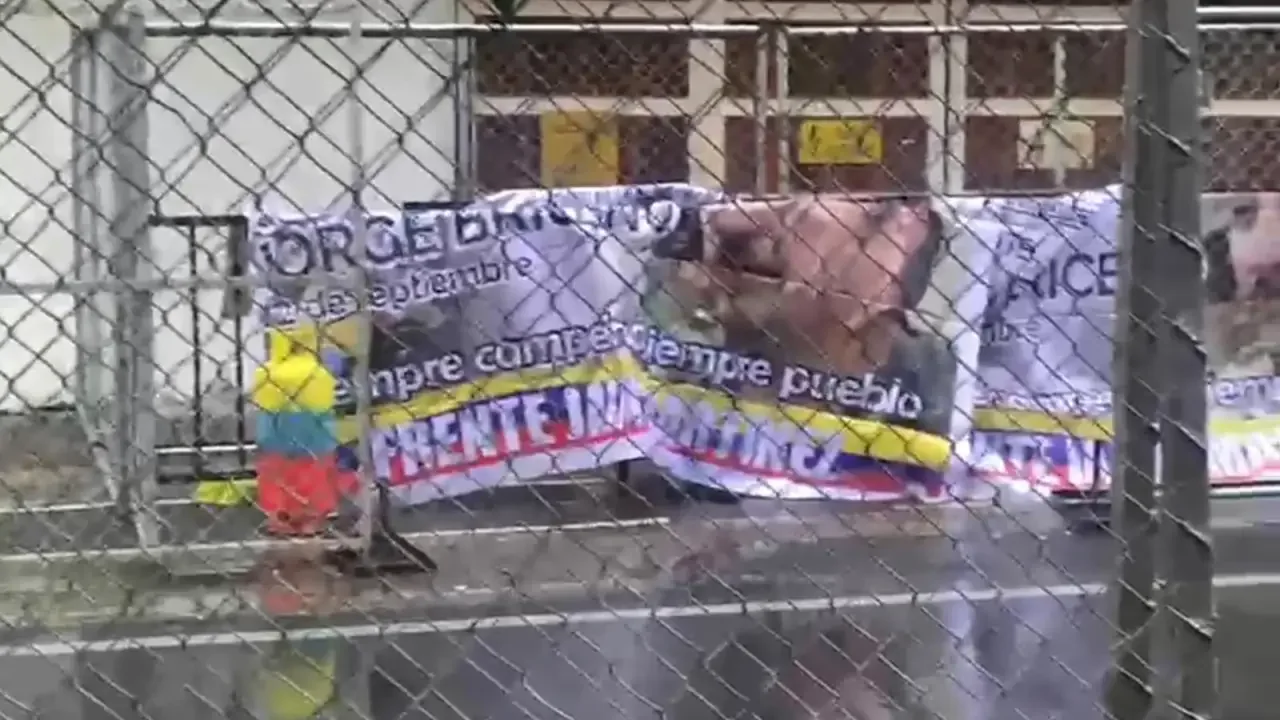 Zona acordonada por la Policía cerca al estadio Pascual Guerrero en Cali tras el hallazgo de un cilindro sospechoso.