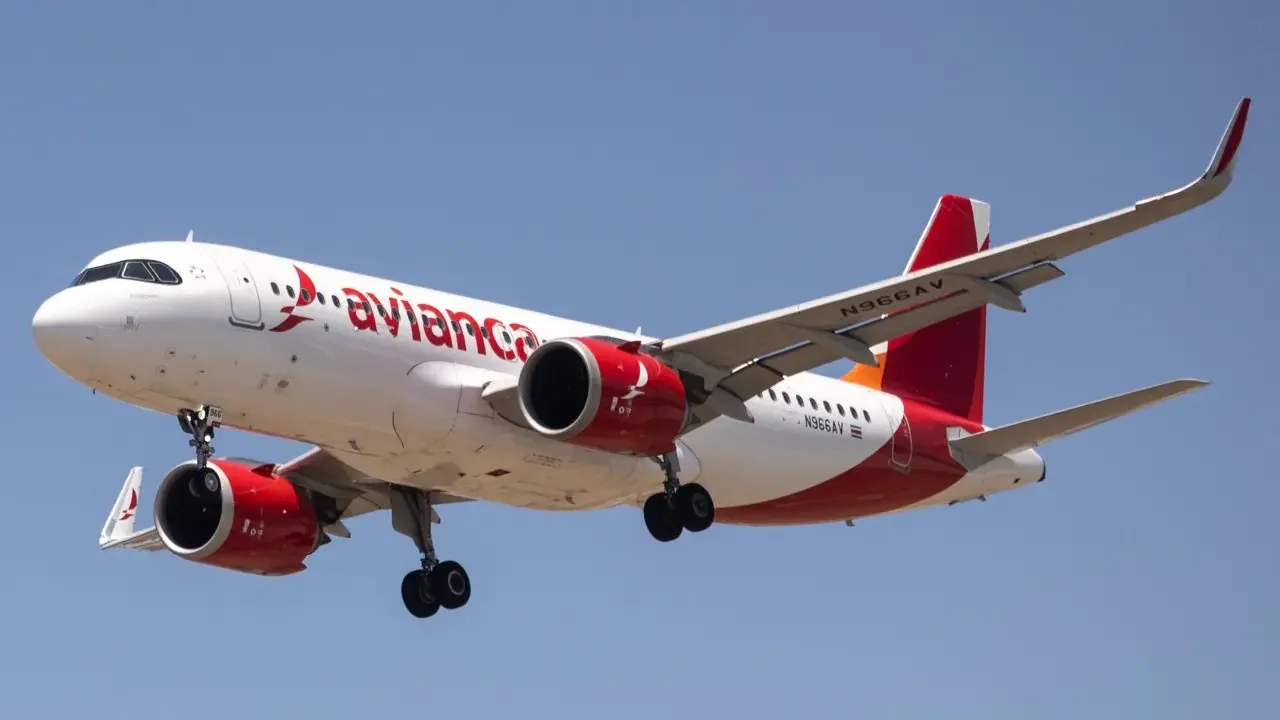 Avión de Avianca en una pista de aterrizaje, representando el desvío del vuelo Medellín - Nueva York hacia Miami por turbulencia.